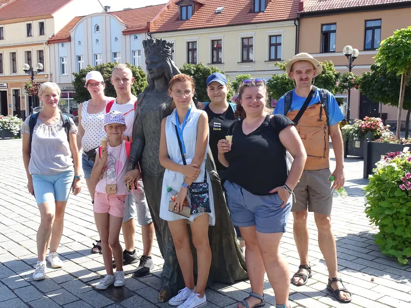 Grupa na wycieczce z Projektem Zabytek w centrum Inowrocławia